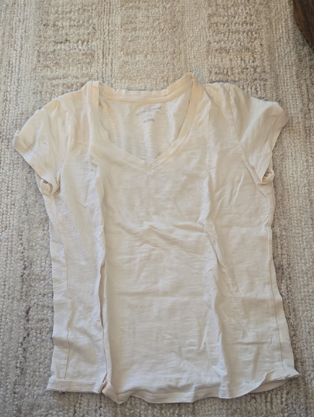 Universal Thread Women's V-Neck Short Sleeve Tee in Cream